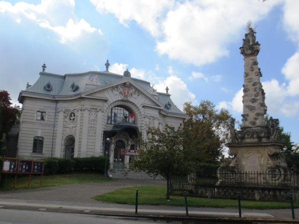 Kecskemet das neobarocke Theater mit Dreifaltigkeitssaeule