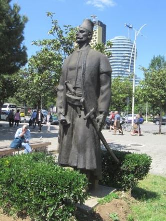Tirana-Statue Tirana-Statue