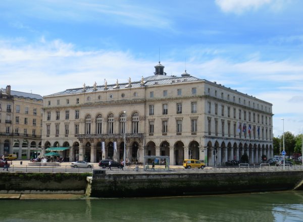 Bayonne Hotel de Ville und Theater