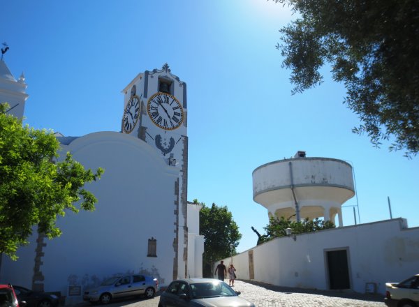 Tavira-Kirche und Wasserturm