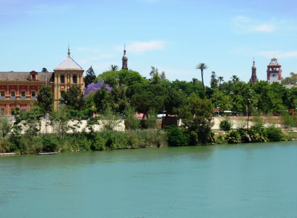Sevilla-Ansicht vom Flussufer