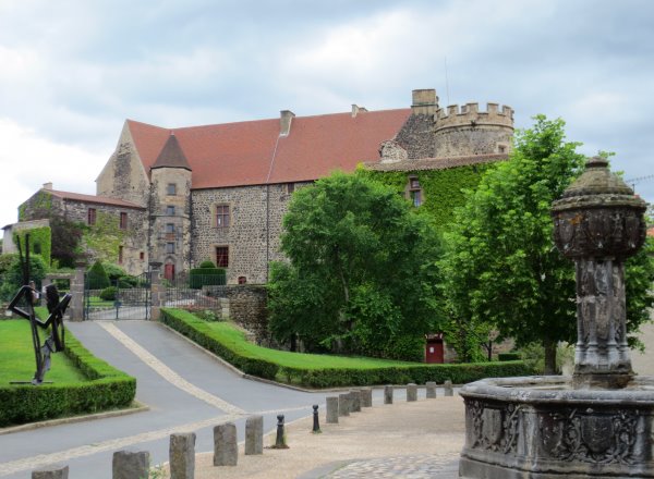 Saint-Saturnin-Chateau und Brunnen Saint-Saturnin-Chateau und Brunnen